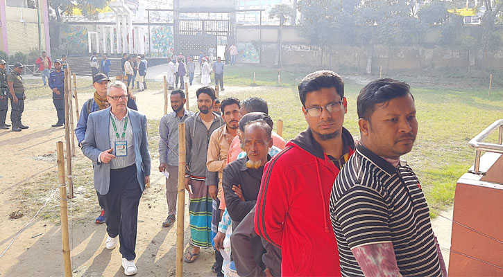 রূপগঞ্জের একটি কেন্দ্রে ভোট শুরু হলো এক ঘণ্টা পর