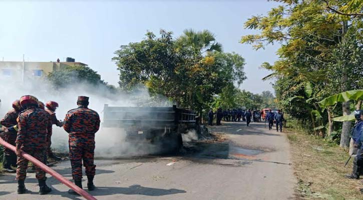 মুহুরি মৃত্যুর ঘটনায় ট্রাকে আগুন, এলাকাবাসীর সঙ্গে সংঘর্ষে ৩ পুলিশ আহত