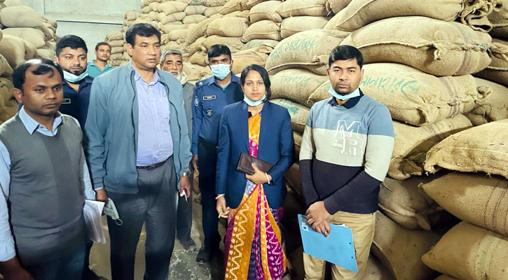 অবৈধ মজুদের অপরাধে দুই ব্যক্তিকে ৭ লক্ষাধিক টাকা জরিমানা