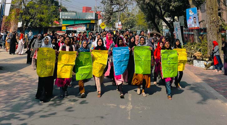 বাকৃবিতে ছাত্রী শ্লীলতাহানির বিচারের দাবিতে বিক্ষোভ