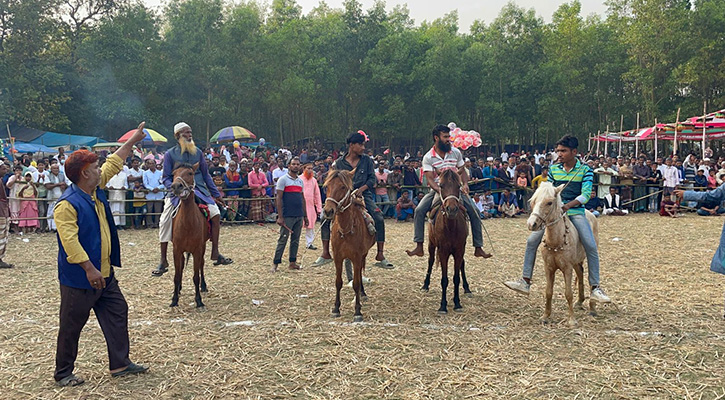 গাজীপুরে গ্রাম-বাংলার ঐতিহ্যবাহী ঘোড়দৌড় প্রতিযোগিতা