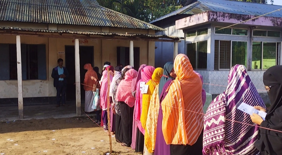 বকশীগঞ্জে ইভিএম মেশিনে ভোট গ্রহণে ধীরগতি