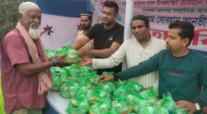 মানিকগঞ্জে দুই হাজার রোজাদারের মাঝে বসুন্ধরার ইফতার বিতরণ