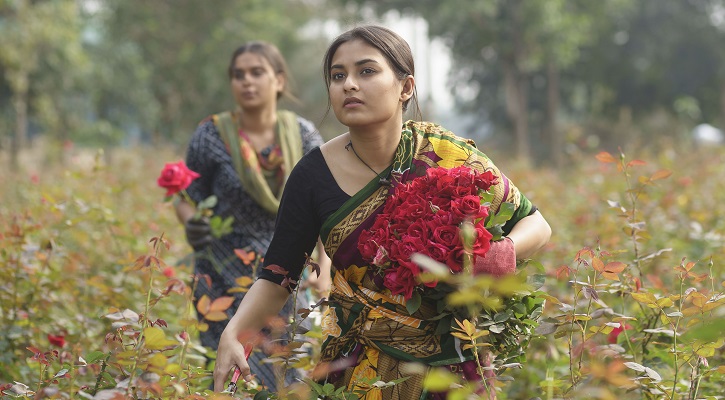 গোলাপ বাগানে চাকরি নিলেন তটিনী!