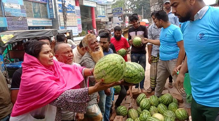 ফরিদপুরে ৫০০ টাকায় গরুর মাংস ও ১০০ টাকায় মিলছে তরমুজ