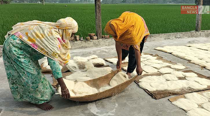 বগুড়ার বিখ্যাত সাদা সেমাই তৈরিতে ব্যস্ত কারিগর 