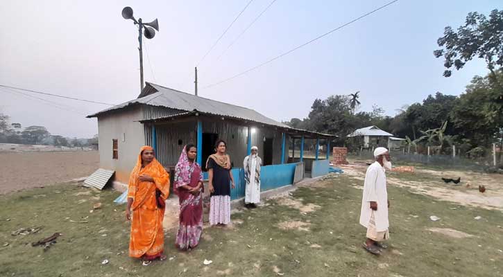 মসজিদ নির্মাণ করল হিজড়া সম্প্রদায়, নামাজ পড়েন সবাই