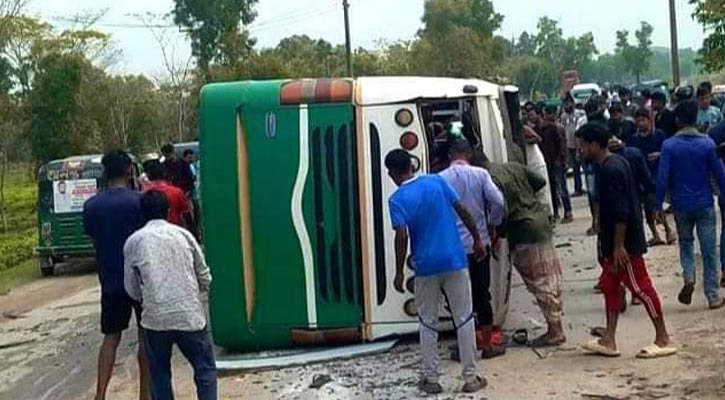 সিলেটে টুরিস্ট বাস উল্টে আহত অর্ধশত