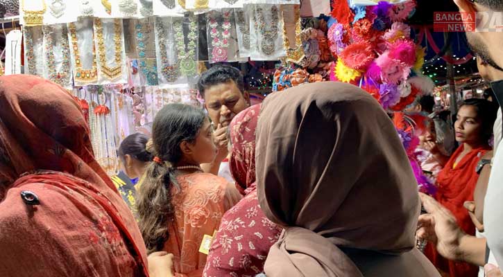 রাত পোহালেই ঈদ, প্রসাধনীর দোকানে তরুণীদের ভিড়