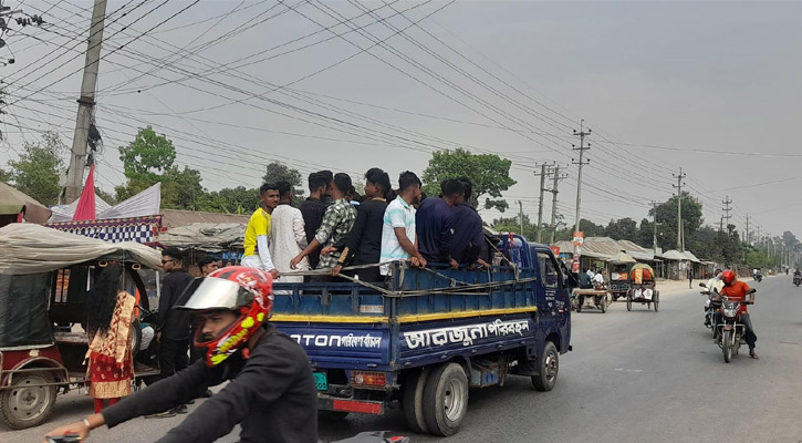 মানা হচ্ছে না নিষেধ, খোলা পিকআপে নাচানাচি