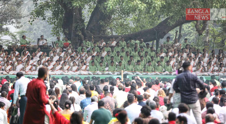 রমনা বটমূলে ছায়ানটের বর্ষবরণ অনুষ্ঠান চলছে