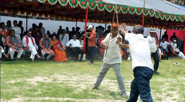 ঈশ্বরদীতে ঢাক ঢোলের বাজনার সঙ্গে লাঠিখেলা 