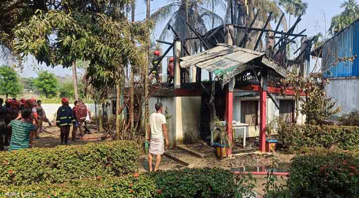 আগুনে পুড়ে ছাই চম্পাতলী বৌদ্ধ বিহারের চেরাং ঘর