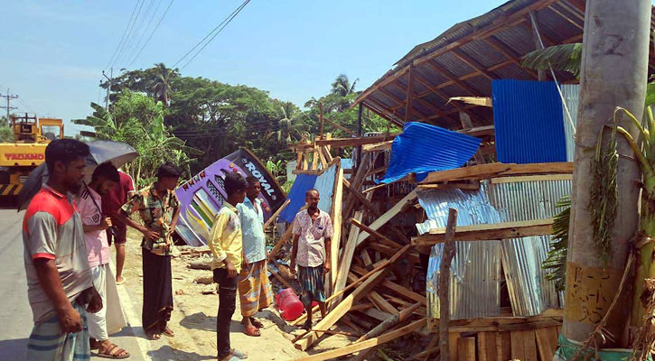 দোকানঘর নিয়ে খাদে পড়ল বেপরোয়া বাস, এক যাত্রী নিহত