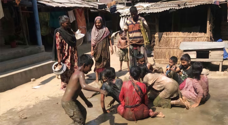 এবার বৃষ্টির আশায় খাইদাই করে ব্যাঙের বিয়ে