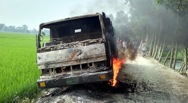 ঘাটাইলে গরুসহ ট্রাক রেখে পালাল চোর, আগুন দিল স্থানীয়রা