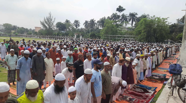 খালিশপুরে বৃষ্টির প্রার্থনায় খোলা আকাশের নিচে নামাজ আদায়