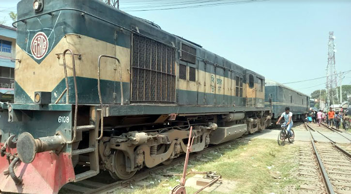 ৩ ঘণ্টা পর রাজবাড়ীর সঙ্গে সারা দেশের রেল যোগাযোগ সচল