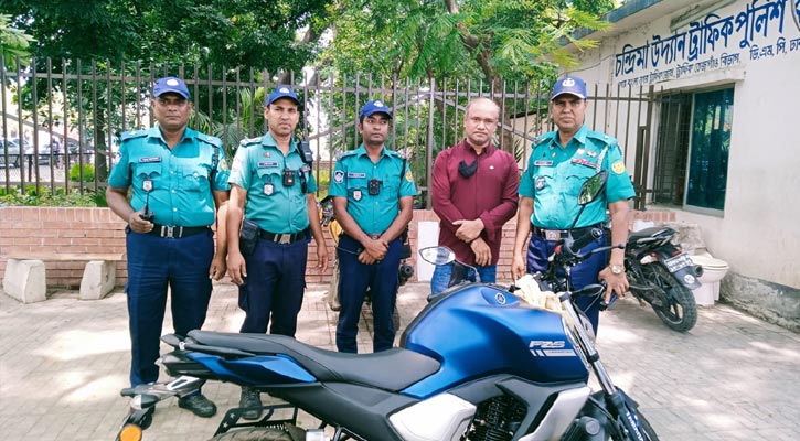 শার্টে ডিএমপির মনোগ্রাম, বাইকসহ আটকের পর জানা গেল পুলিশের ভুয়া সদস্য