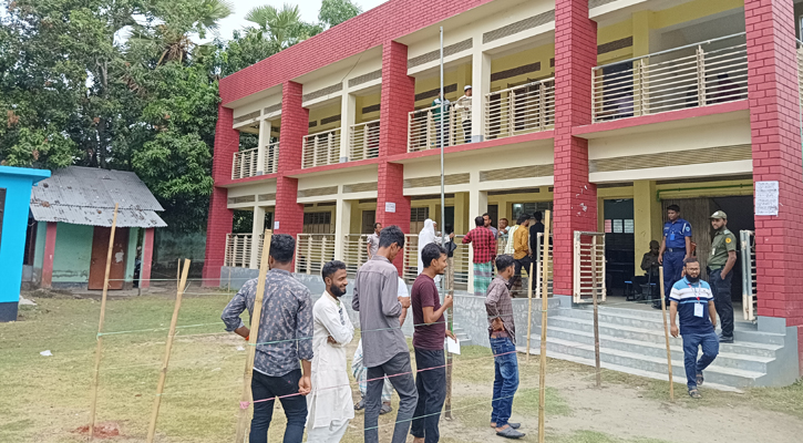 লাকসামে বিভিন্ন কেন্দ্রে সকাল থেকে ভোটার উপস্থিতি কম