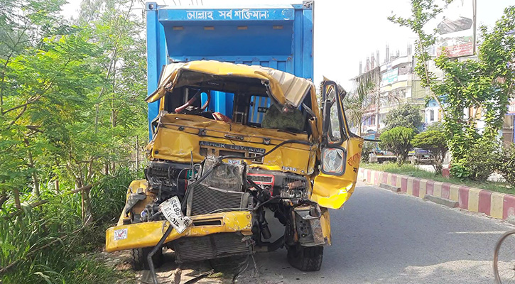 কালিহাতীতে পাইলিংবাহী গাড়িতে কাভার্ডভ্যানের ধাক্কা, নিহত ২