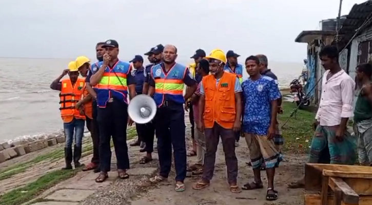 ঘূর্ণিঝড় রিমাল: রামগতির উপকূলবাসীকে সতর্ক করে মাইকিং 