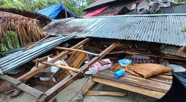 ভোলায় বাঁধ ধসে ৩০ গ্রাম প্লাবিত, ঘরচাপায় এক নারীর মৃত্যু