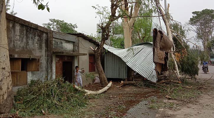 দিনাজপুরে কালবৈশাখীর তাণ্ডব, আহত ২