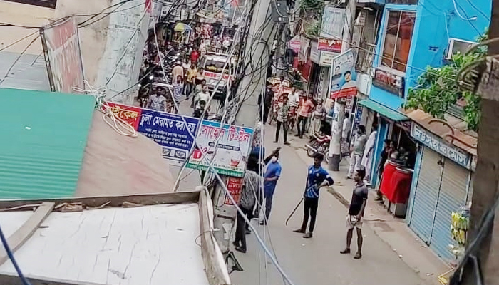 বিজয়ী প্রার্থীর বাড়ির সামনে পরাজিত প্রার্থীর সমর্থকদের অস্ত্রের মহড়া