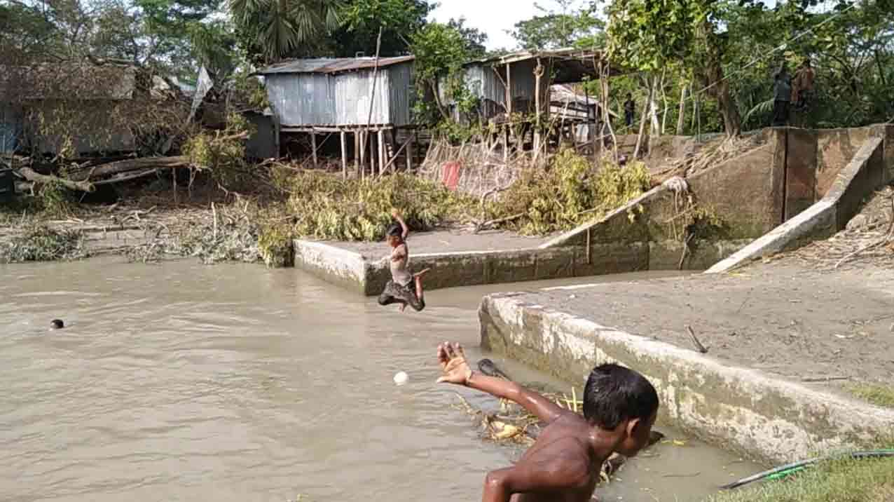 রিমালের ভয়াবহতা কাটিয়ে দুরন্তপনায় উপকূলের শিশুরা