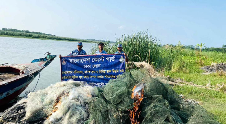 চাঁদপুরের মেঘনায় জব্দ নিষিদ্ধ জাল আগুনে পুড়িয়ে নষ্ট