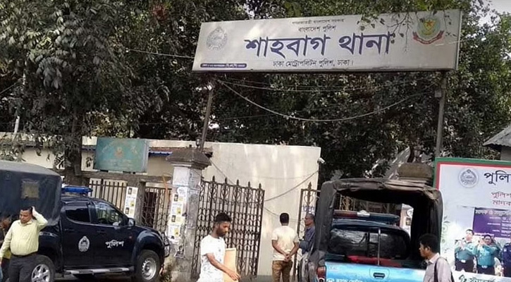 শাহবাগ থানা যাচ্ছে সাকুরার পেছনে