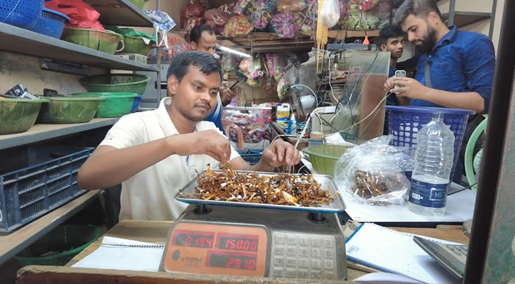 কেজি দরে মোবাইলের পার্টস বিক্রি