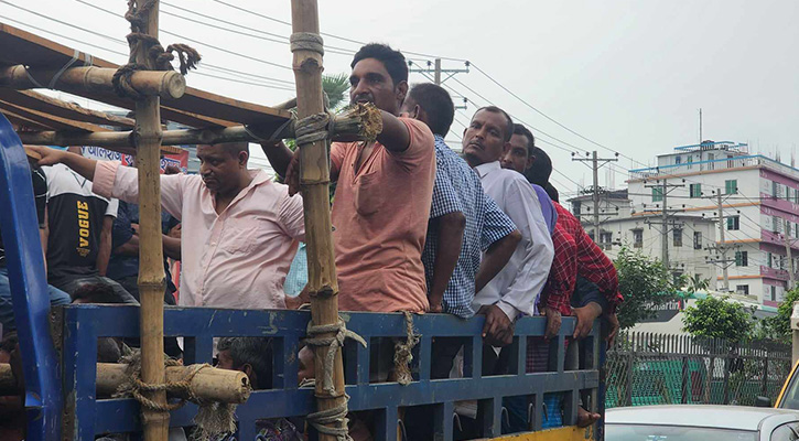 ঢাকায় ট্রাক ঢুকছে গরু নিয়ে, বেরোচ্ছে মানুষ নিয়ে