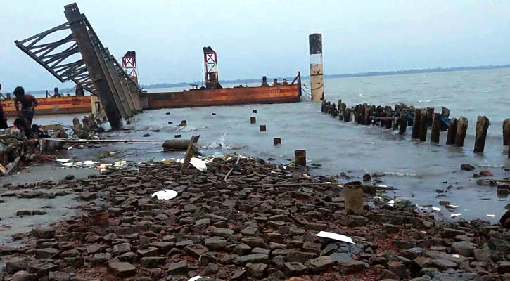 রিমালের ঘা রায়েন্দা-মাছুয়া ঘাটে, ২৫ দিন ধরে বন্ধ ফেরি চলাচল