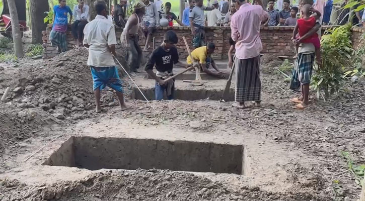 সেতু ভেঙে মাইক্রোবাস খালে: শিবচরের ৭ জনের দাফন সম্পন্ন