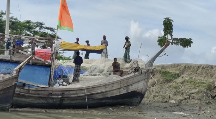 মাছ ধরায় নিষেধাজ্ঞা: অনাহারে-অর্ধাহারে জেলেরা