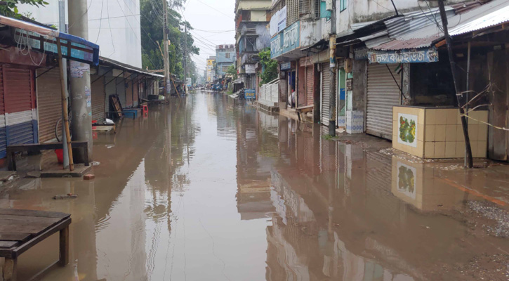 দুই ঘণ্টার বৃষ্টিতে বাগেরহাট শহরে হাঁটুপানি