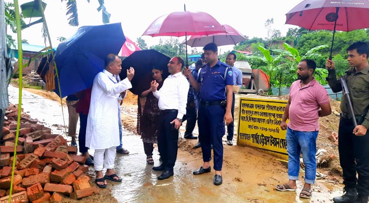 বান্দরবানে পাহাড়ের ঝুঁকিপূর্ণ স্থানের বাসিন্দাদের সরিয়ে নিচ্ছে প্রশাসন