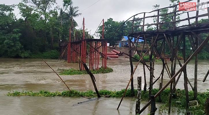 ফেনীতে কাঠের পুল ভেঙে ১০ গ্রামের মানুষের যাতায়াতে দুর্ভোগ