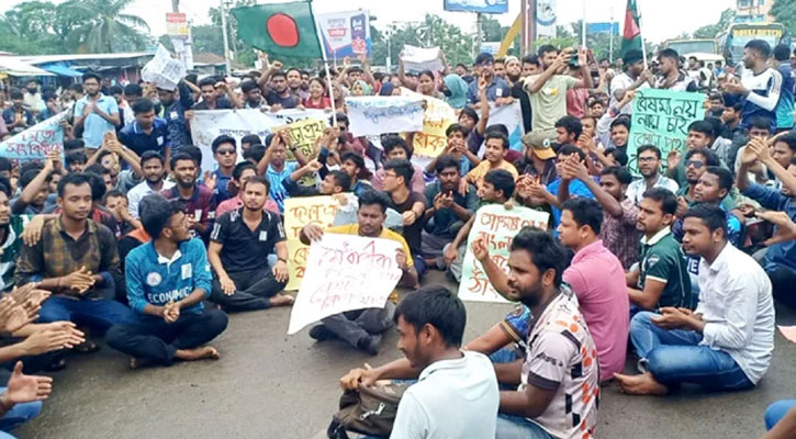 রংপুর-ঢাকা মহাসড়কে অবস্থান নিয়ে বিক্ষোভ করছেন বেরোবির শিক্ষার্থীরা