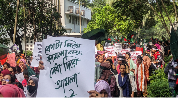 অবরোধের জন্য ঢাকায় ৭ স্পটে জড়ো হয়েছেন শিক্ষার্থীরা