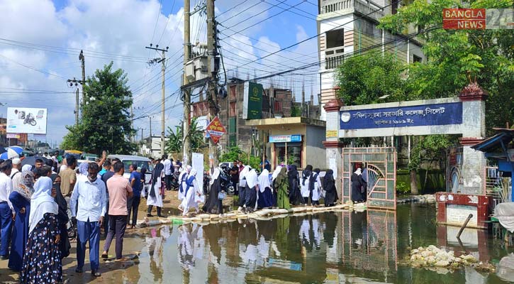 সিলেটে বন্যার পানি মাড়িয়ে কেন্দ্রে পৌঁছালেন পরীক্ষার্থীরা 