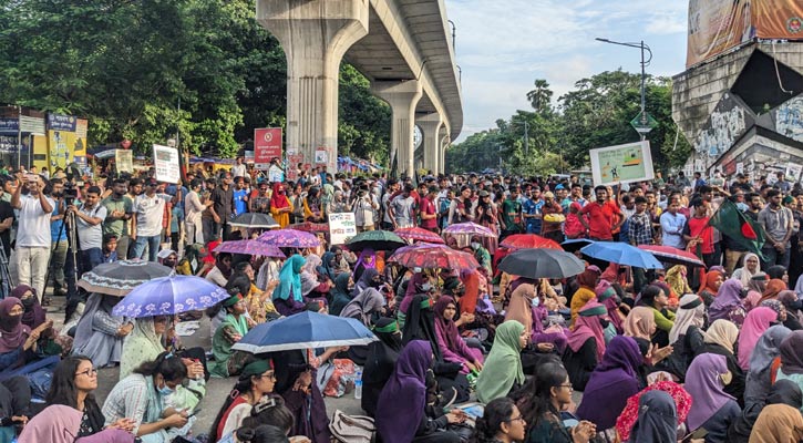 বিভিন্ন মোড় ছেড়ে শাহবাগে ফিরছেন শিক্ষার্থীরা 