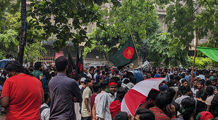 বৃষ্টি উপেক্ষা করেই জড়ো হচ্ছেন শিক্ষার্থীরা