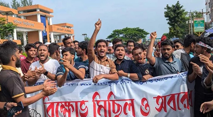 বরিশাল-কুয়াকাটা মহাসড়কে ববি শিক্ষার্থীদের অবরোধ