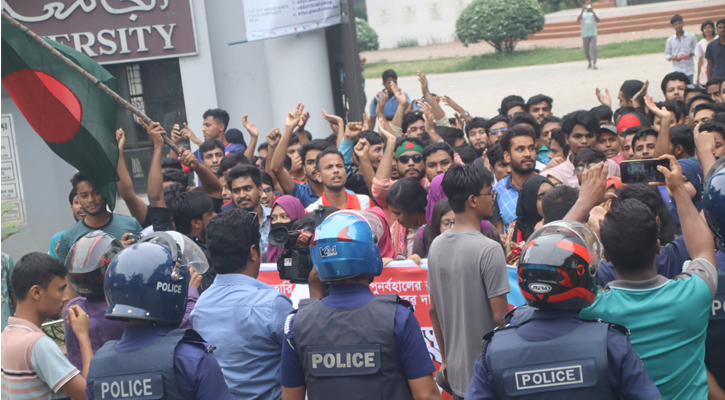 পুলিশের বাধা উপেক্ষা করে মহাসড়কে ইবি শিক্ষার্থীরা