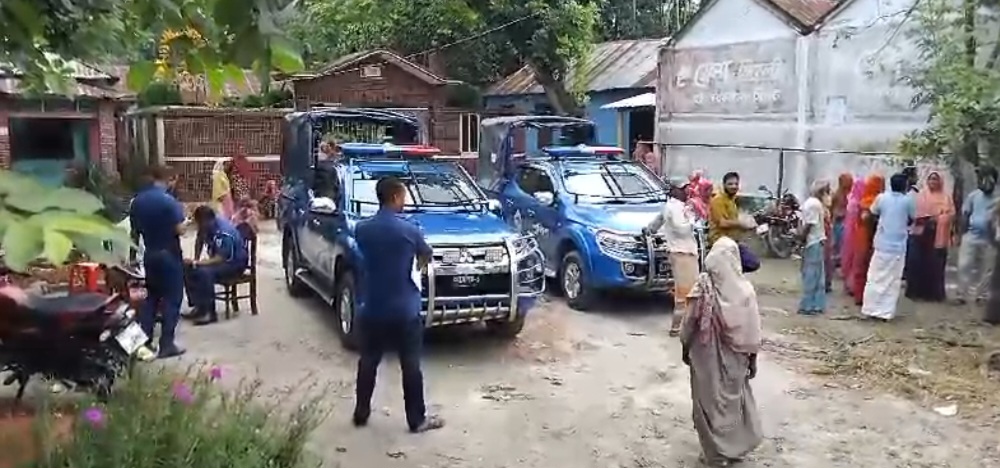 পলাশবাড়ীতে নৈশপ্রহরীকে হত্যা করে ৫ আটোরিকশা লুট