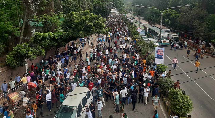 গণপদযাত্রা: যানজটে স্থবির পল্টন-মতিঝিল এলাকা