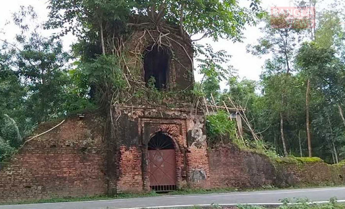 বিলীনের পথে সাধুহাটির ‘জমিদার বাড়ি’      